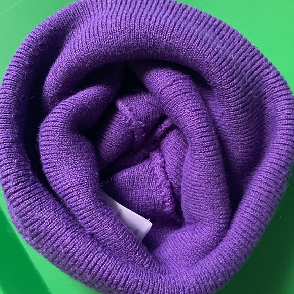 Purple and white vertical stripe beanie - Picture 5 of 9